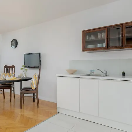 Katowicka Comfy Next To Spodek By Renters Apartment *